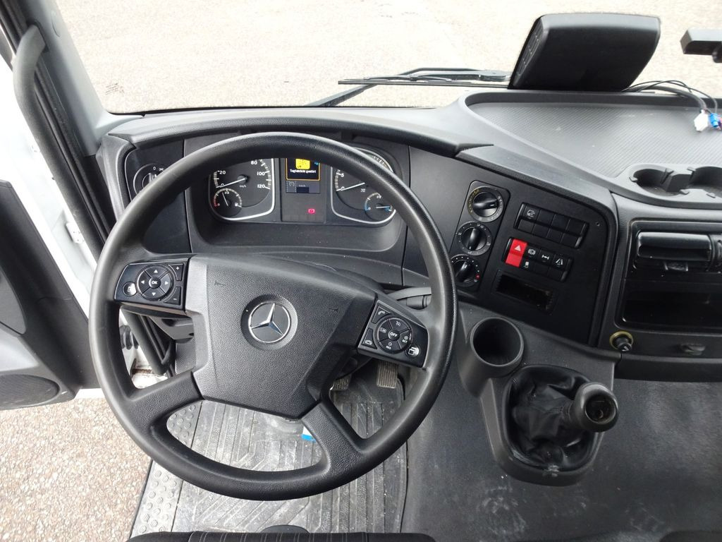 Interior photo 1: Skapbil Mercedes-Benz Atego 818, Koffer mit Rolltor