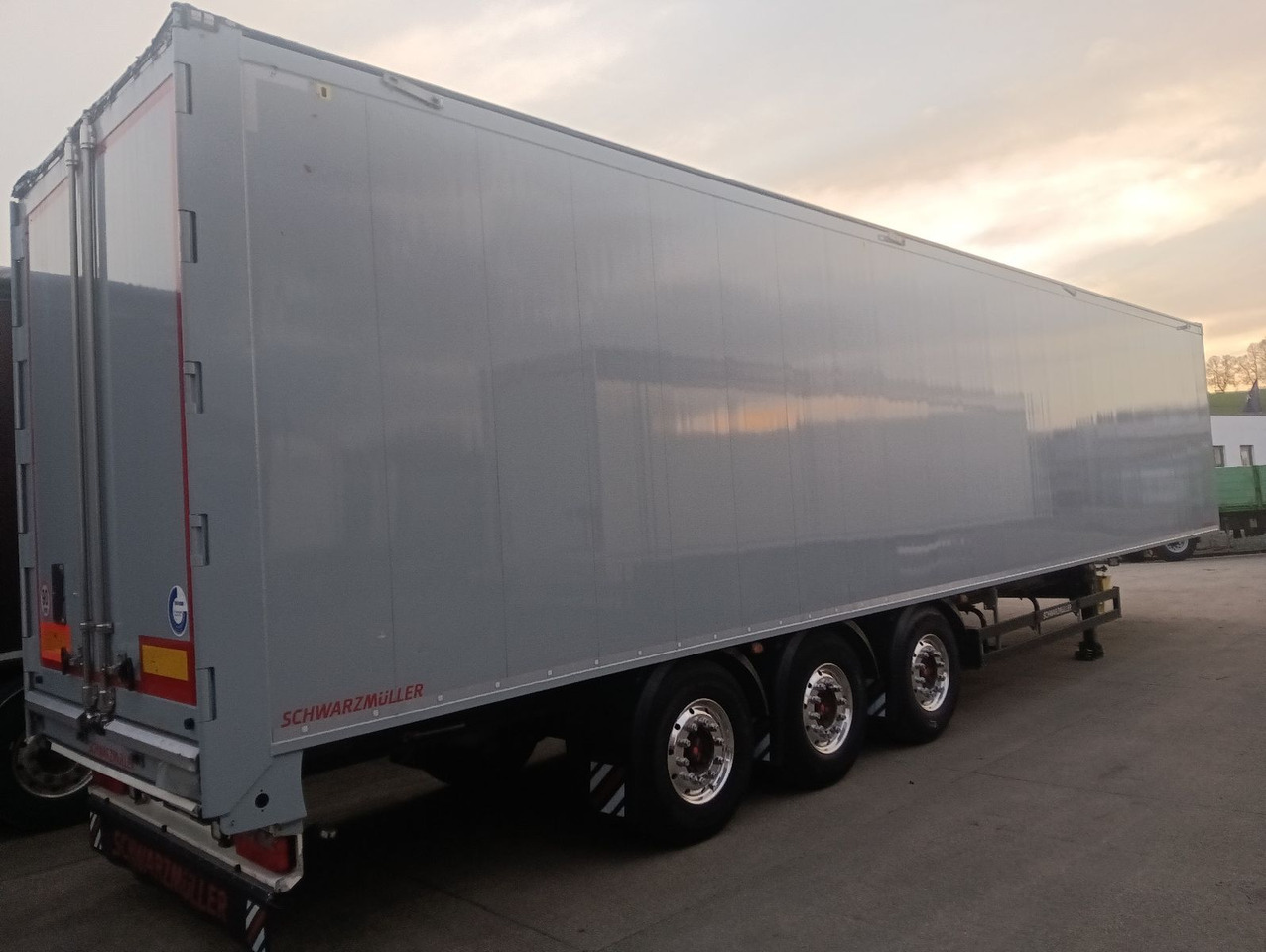 Schwarzmüller 3-Achs8mm VollALU -FULL OPTION 91m3 7450kg,ALCOA - Med walking floor semitrailer: bilde 1 Schwarzmüller 3-Achs8mm VollALU -FULL OPTION 91m3 7450kg,ALCOA - Med walking floor semitrailer: bilde 1