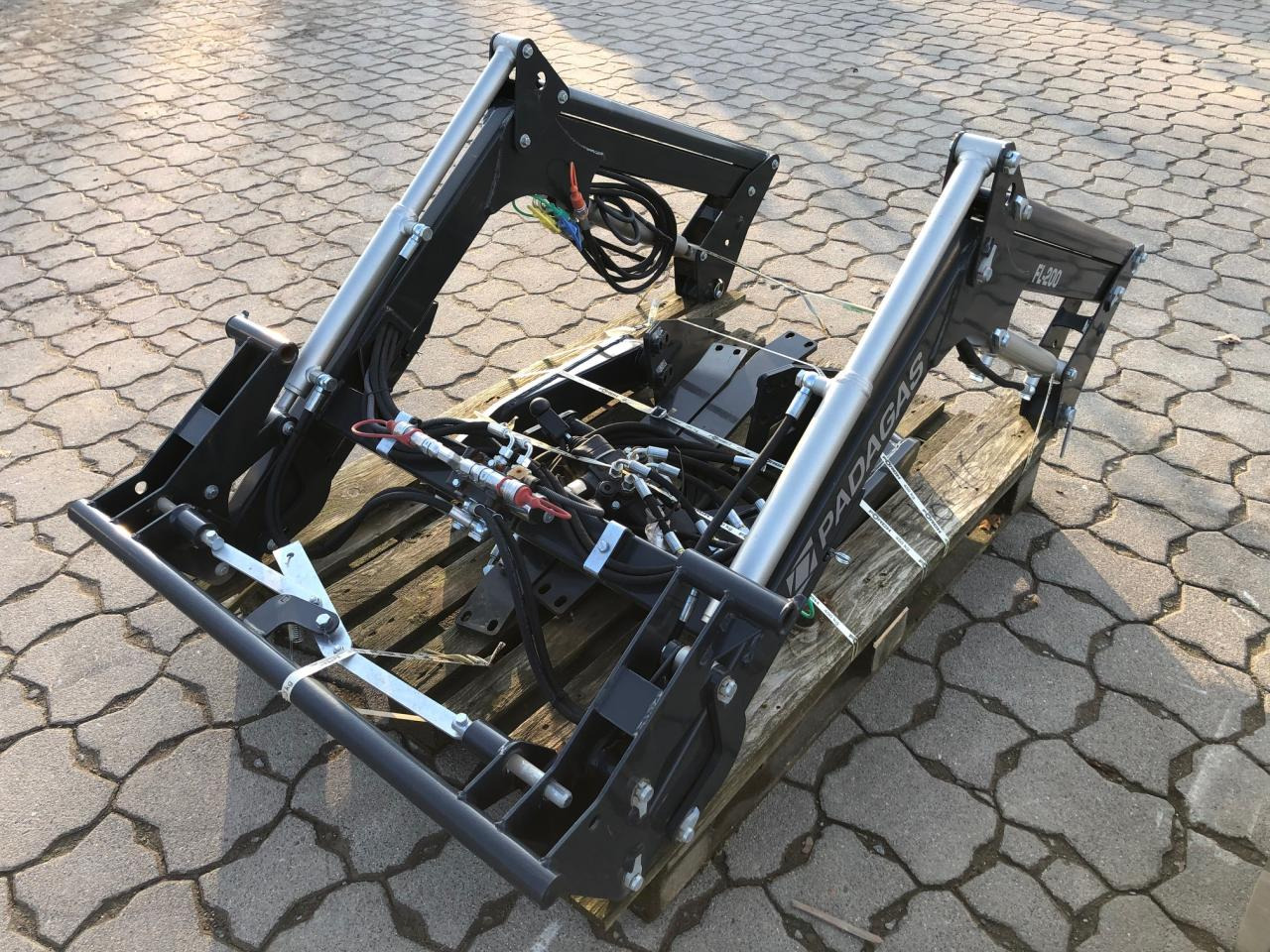 Solis PADAGAS FL200P Frontlader - Utstyr: bilde 1 Solis PADAGAS FL200P Frontlader - Utstyr: bilde 1