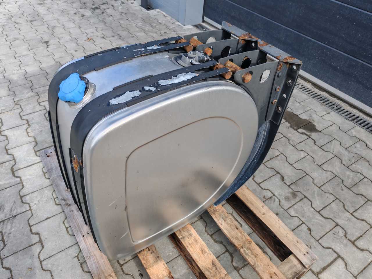 VOLVO RENAULT / COMPLETE ADBLUE TANK / 21065425 - AdBlue tank: bilde 4 VOLVO RENAULT / COMPLETE ADBLUE TANK / 21065425 - AdBlue tank: bilde 4