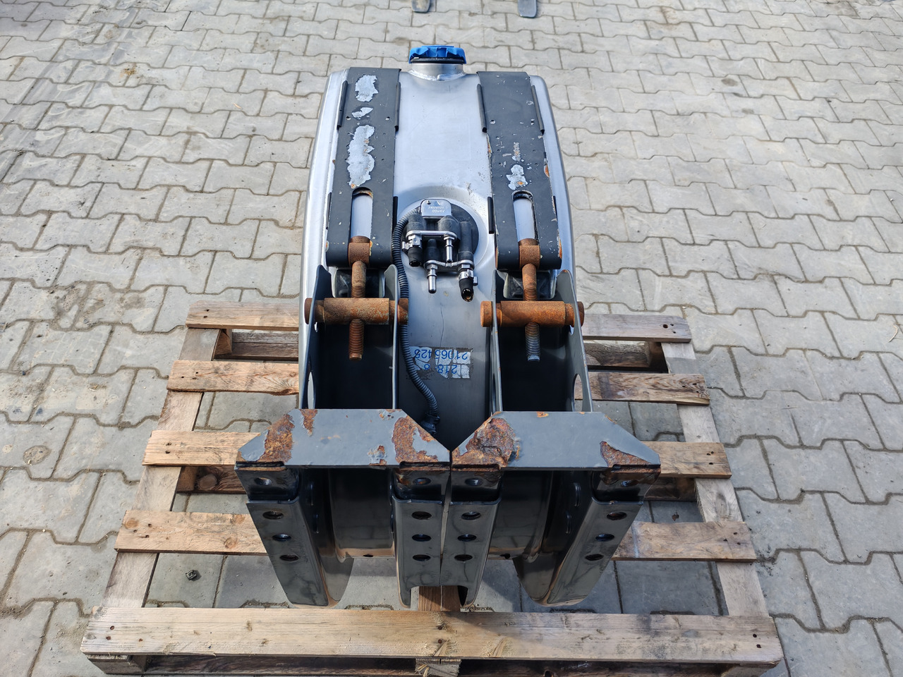 VOLVO RENAULT / COMPLETE ADBLUE TANK / 21065425 - AdBlue tank: bilde 5 VOLVO RENAULT / COMPLETE ADBLUE TANK / 21065425 - AdBlue tank: bilde 5