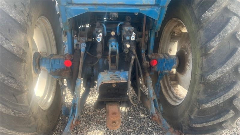 Ford 8210 Force II Med frontlift - Traktor: bilde 5 Ford 8210 Force II Med frontlift - Traktor: bilde 5