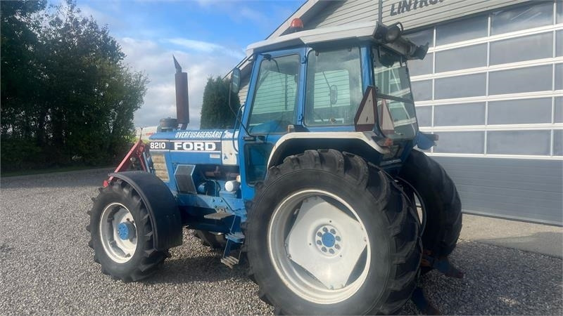 Ford 8210 Force II Med frontlift - Traktor: bilde 3 Ford 8210 Force II Med frontlift - Traktor: bilde 3