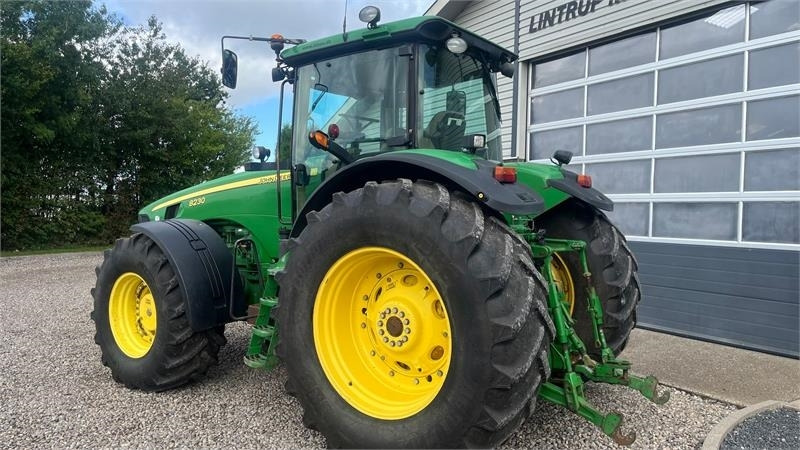 John Deere 8230 Med frontlift - Traktor: bilde 3 John Deere 8230 Med frontlift - Traktor: bilde 3