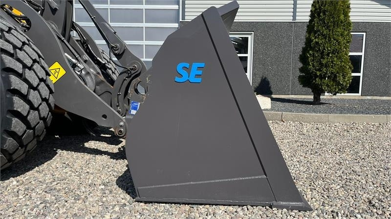 SE AB 2,9m3 skovl med Volvo beslag på. Den er 2.75  - Skuffe for Bygg og anlegg: bilde 2 SE AB 2,9m3 skovl med Volvo beslag på. Den er 2.75  - Skuffe for Bygg og anlegg: bilde 2