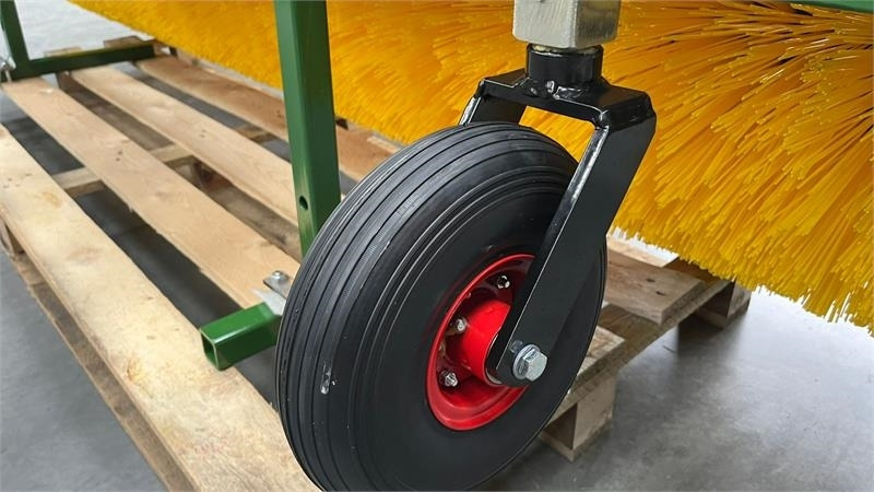 Thyregod TK 2800 med nylon børster og hydraulisk sving. bre - Kostemaskin: bilde 5 Thyregod TK 2800 med nylon børster og hydraulisk sving. bre - Kostemaskin: bilde 5