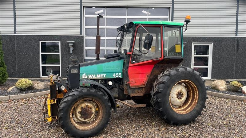 Valmet 455 Med en slags frontlift - Traktor: bilde 1 Valmet 455 Med en slags frontlift - Traktor: bilde 1