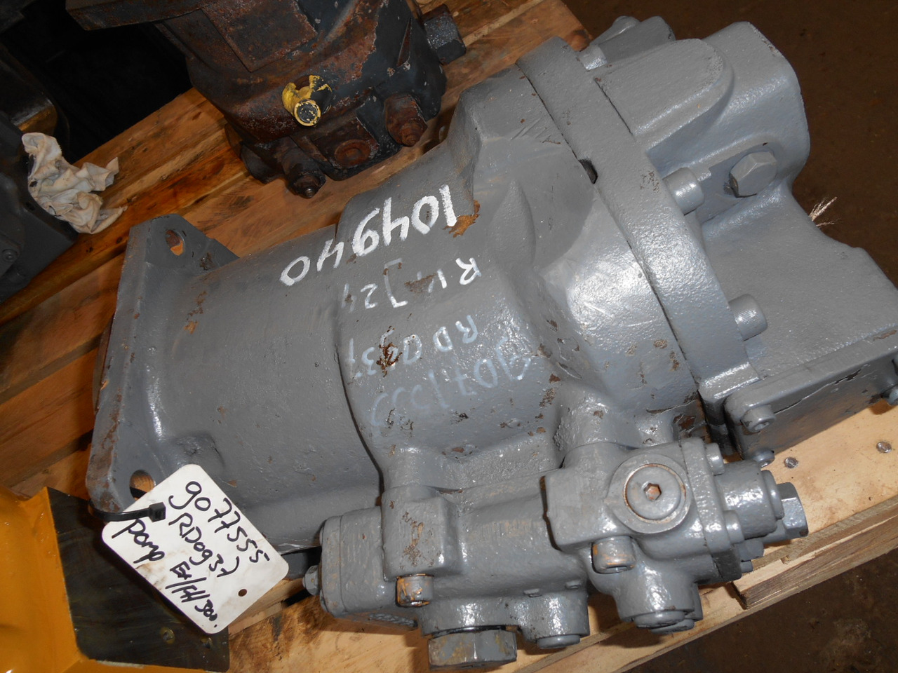 Hitachi 9077555 - - Hydraulisk pumpe for Bygg og anlegg: bilde 1 Hitachi 9077555 - - Hydraulisk pumpe for Bygg og anlegg: bilde 1