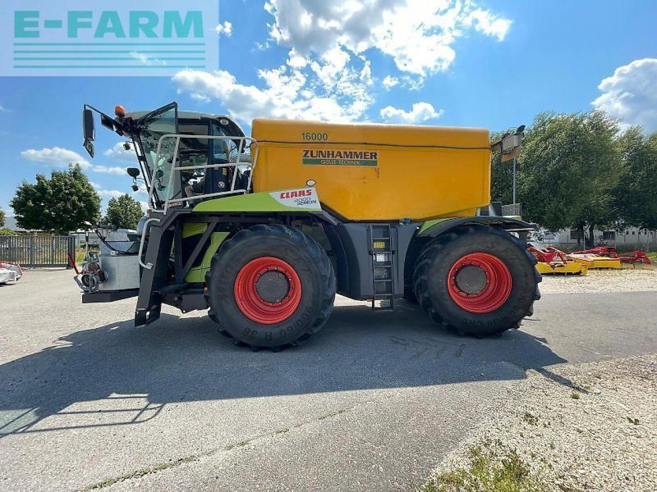 CLAAS xerion 4000 saddle trac zunhammer 16m³ SADDLE TRAC - Traktor: bilde 2 CLAAS xerion 4000 saddle trac zunhammer 16m³ SADDLE TRAC - Traktor: bilde 2