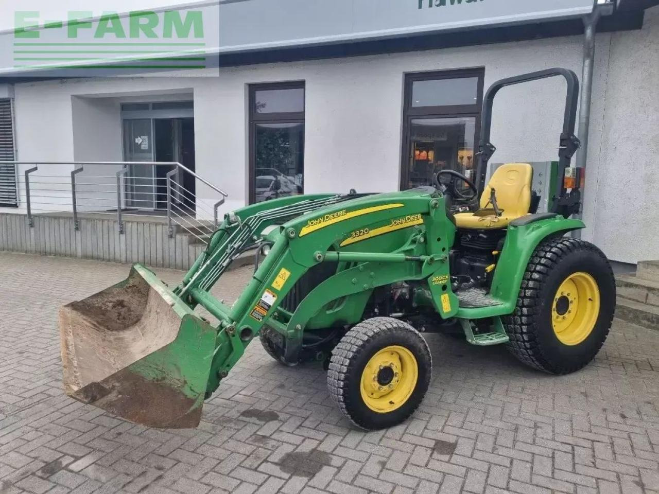 John Deere 3320 my11 - Traktor: bilde 1 John Deere 3320 my11 - Traktor: bilde 1