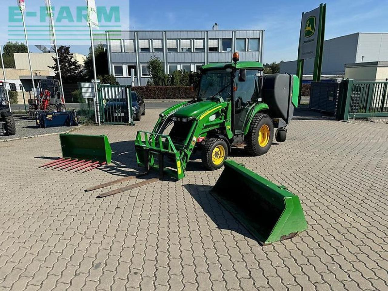 John Deere 3720 - Traktor: bilde 1 John Deere 3720 - Traktor: bilde 1