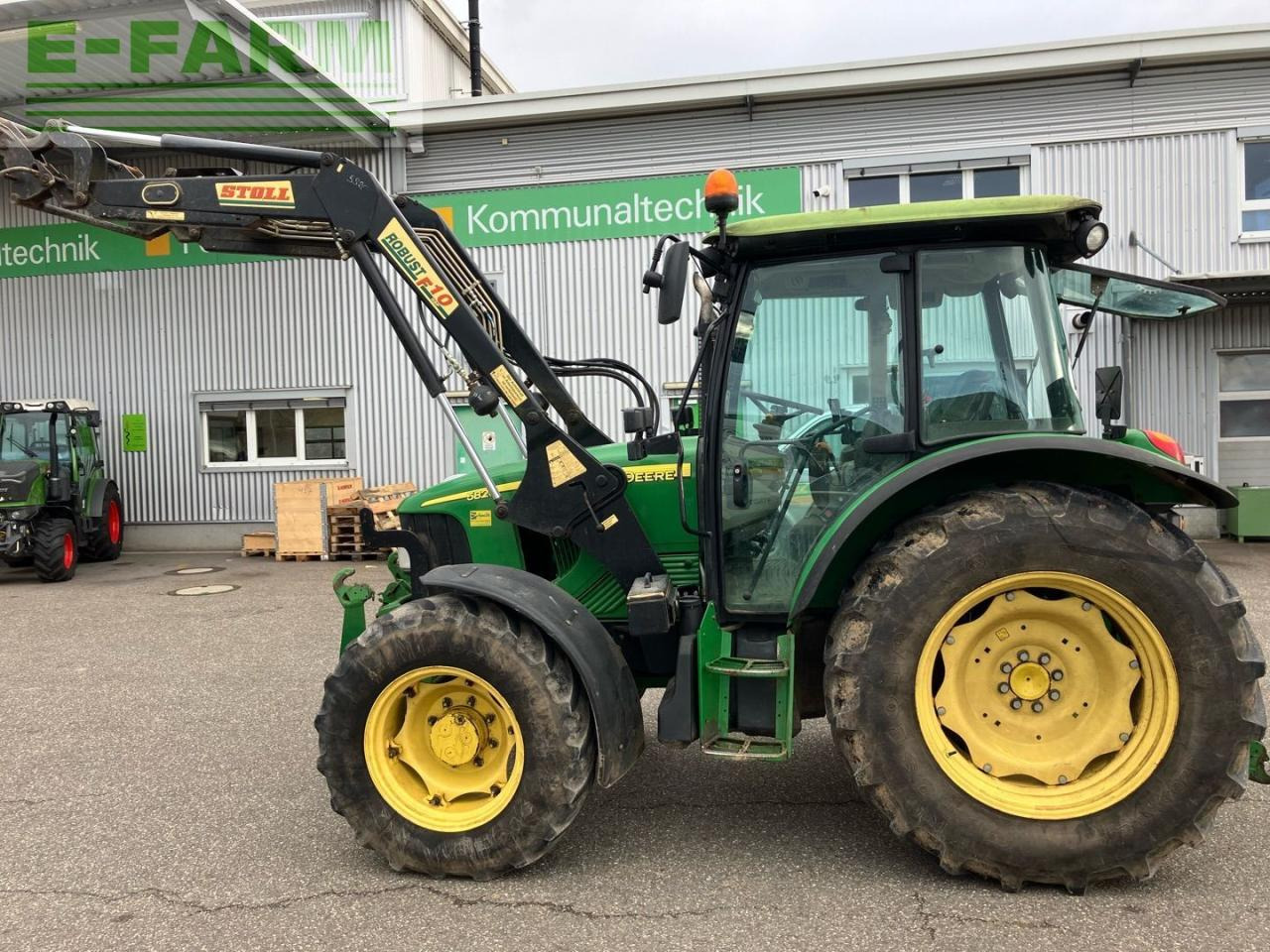 John Deere 5820 - Traktor: bilde 1 John Deere 5820 - Traktor: bilde 1