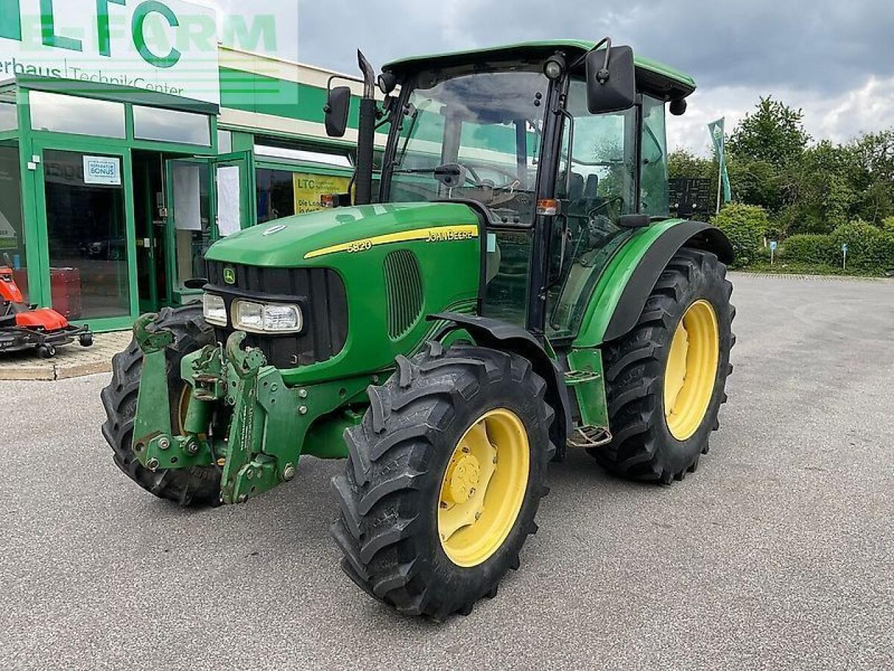 John Deere 5820 - Traktor: bilde 1 John Deere 5820 - Traktor: bilde 1