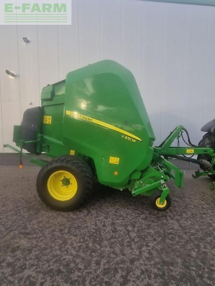 John Deere v451m - Firkantpresse: bilde 1 John Deere v451m - Firkantpresse: bilde 1