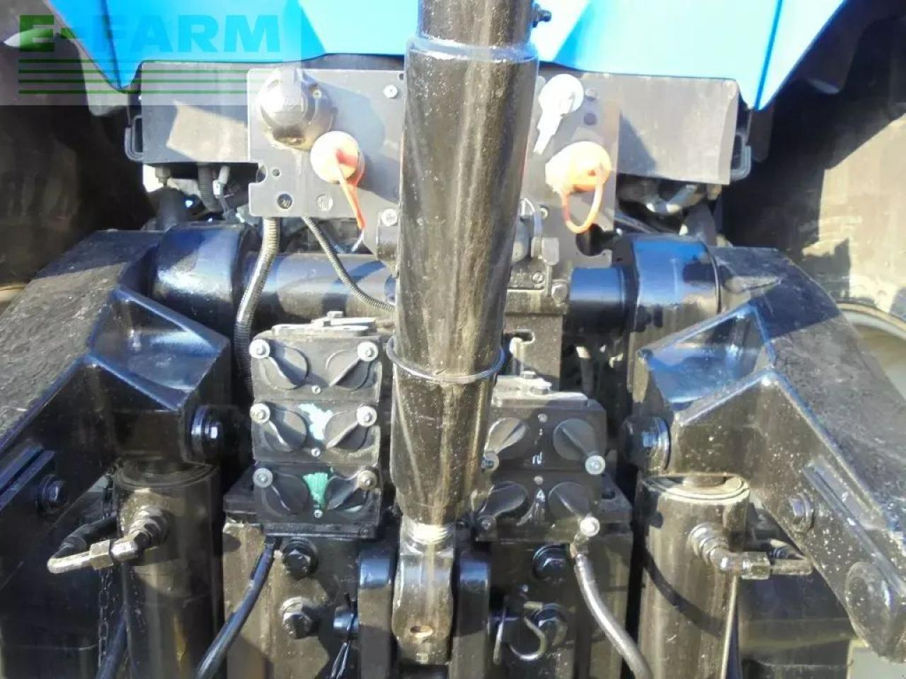 New Holland t8.330 - Traktor: bilde 4 New Holland t8.330 - Traktor: bilde 4