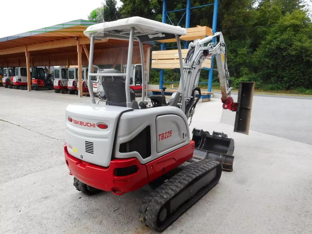 Takeuchi tb 225 mit powertilt + 3 löffel ( service neu ) - Minigraver: bilde 4 Takeuchi tb 225 mit powertilt + 3 löffel ( service neu ) - Minigraver: bilde 4