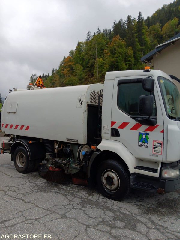 BALAYEUSE de Voiries- RENAULT MIDLUM 220 DXI avec aspiratrice EUROVOIRIE - Feiebil: bilde 4 BALAYEUSE de Voiries- RENAULT MIDLUM 220 DXI avec aspiratrice EUROVOIRIE - Feiebil: bilde 4