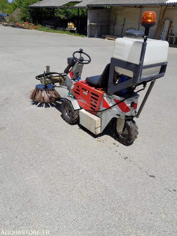 Balayeuse désherbeur désherbeuse automotrice pour désherbage trottoirs Cochet - Hageutstyr: bilde 1 Balayeuse désherbeur désherbeuse automotrice pour désherbage trottoirs Cochet - Hageutstyr: bilde 1