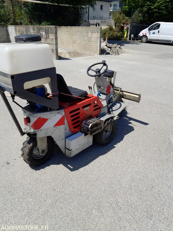Balayeuse désherbeur désherbeuse automotrice pour désherbage trottoirs Cochet - Hageutstyr: bilde 3 Balayeuse désherbeur désherbeuse automotrice pour désherbage trottoirs Cochet - Hageutstyr: bilde 3