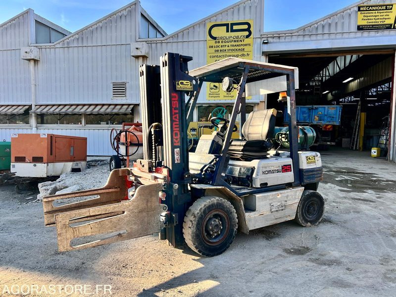 CHARIOT ÉLÉVATEUR À GAZ KOMATSU FG25T-11E AVEC PINCES - 1995 / 7938 HEURES - Dieseltruck: bilde 1 CHARIOT ÉLÉVATEUR À GAZ KOMATSU FG25T-11E AVEC PINCES - 1995 / 7938 HEURES - Dieseltruck: bilde 1
