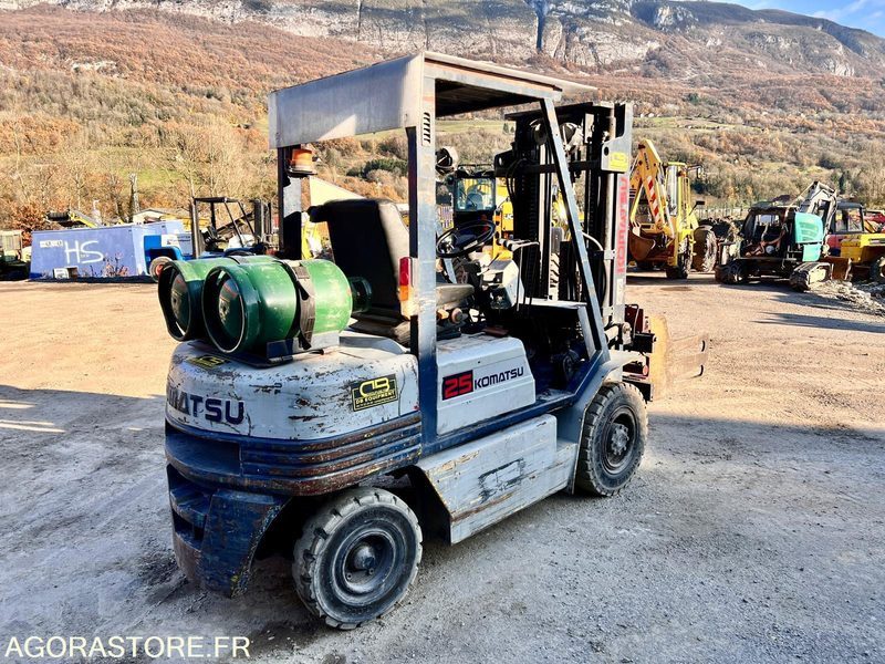 CHARIOT ÉLÉVATEUR À GAZ KOMATSU FG25T-11E AVEC PINCES - 1995 / 7938 HEURES - Dieseltruck: bilde 3 CHARIOT ÉLÉVATEUR À GAZ KOMATSU FG25T-11E AVEC PINCES - 1995 / 7938 HEURES - Dieseltruck: bilde 3