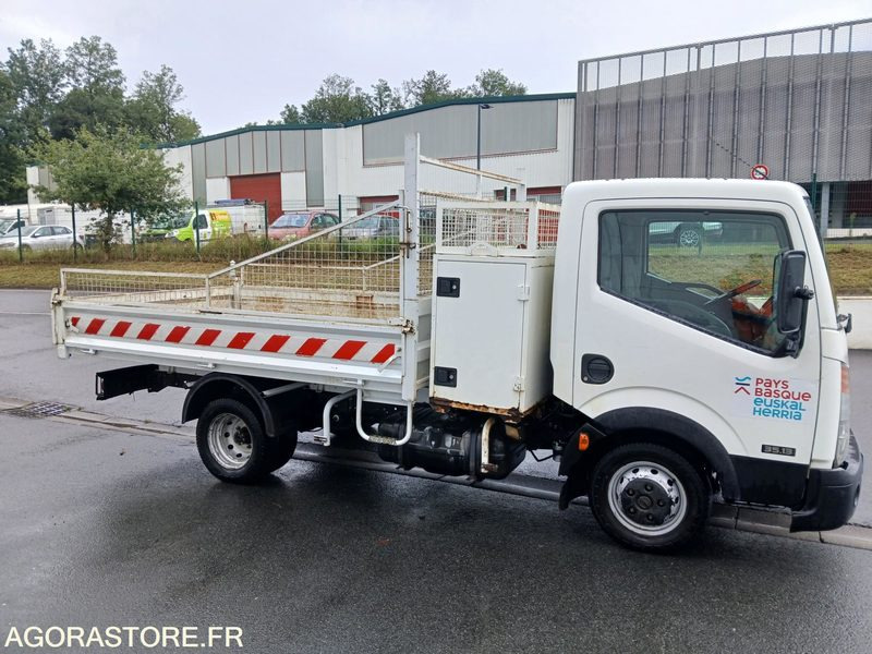 Camion plateau Nissan - 2008 - 230.040 km - Varebil med tipp: bilde 1 Camion plateau Nissan - 2008 - 230.040 km - Varebil med tipp: bilde 1