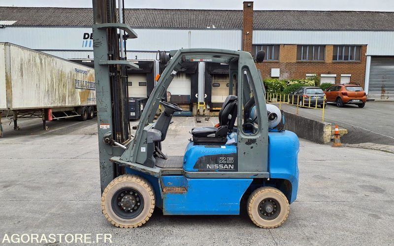 Chariot élévateur frontal GAZ Nissan 2827 heures Triplex UD02A25PQ - 3F550 - Gaffeltruck: bilde 1 Chariot élévateur frontal GAZ Nissan 2827 heures Triplex UD02A25PQ - 3F550 - Gaffeltruck: bilde 1