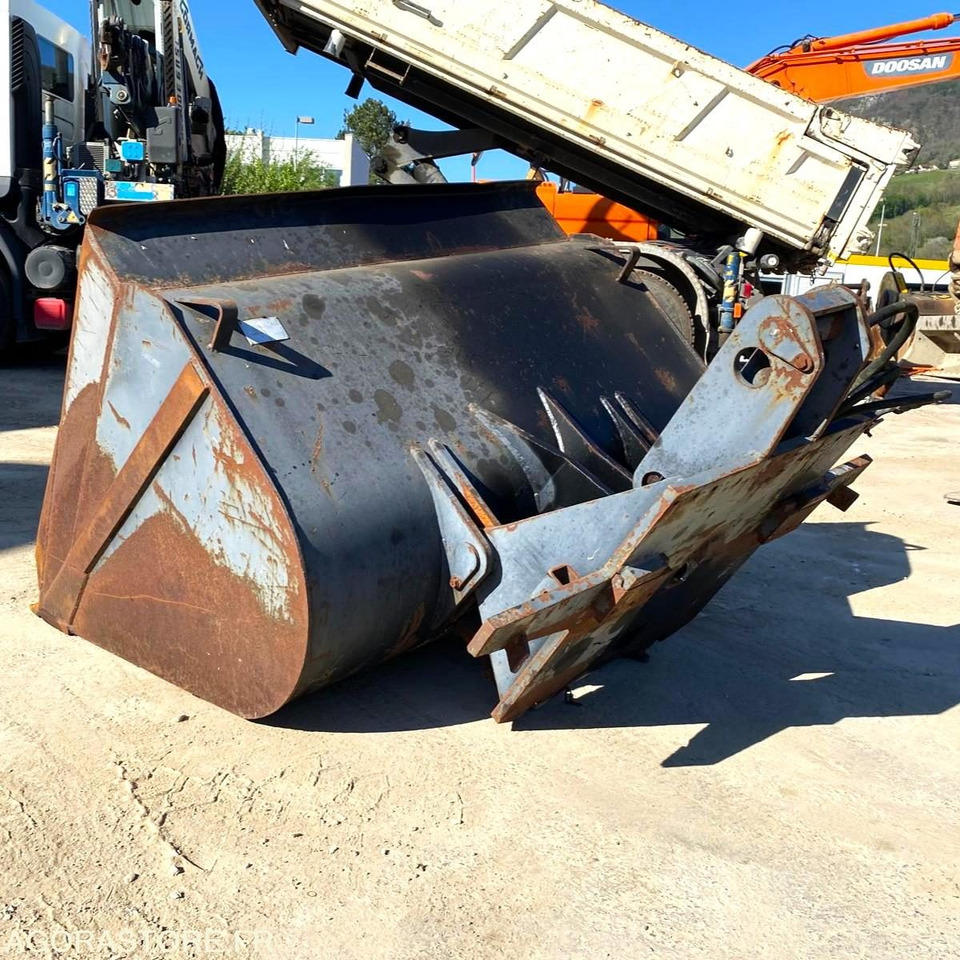 GODET GRAND VOLUME POUR CHARIOT ELEVATEUR - Année 1996 - Anleggsmaskiner: bilde 5 GODET GRAND VOLUME POUR CHARIOT ELEVATEUR - Année 1996 - Anleggsmaskiner: bilde 5