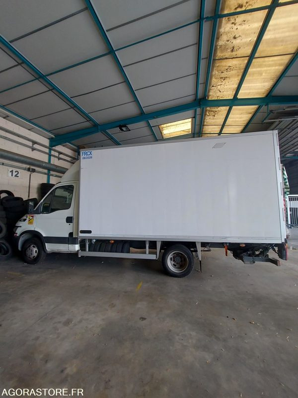 POIDS LOURDS IVECO DAILY FRIGORIFIQUE - 195900 kms - 2005 - Lastebil: bilde 1 POIDS LOURDS IVECO DAILY FRIGORIFIQUE - 195900 kms - 2005 - Lastebil: bilde 1