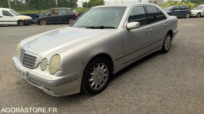 MERCEDES E220 CDI BOITE AUTO 1999 330000 KMS - Personenbil: bilde 1 MERCEDES E220 CDI BOITE AUTO 1999 330000 KMS - Personenbil: bilde 1