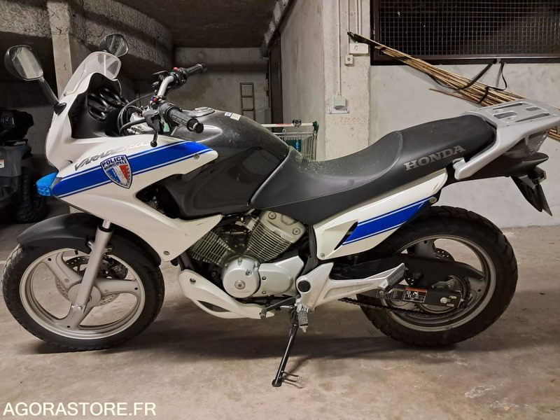 MOTO HONDA VARADERO 125 - POLICE MUNICIPALE - Motorsykkel: bilde 1 MOTO HONDA VARADERO 125 - POLICE MUNICIPALE - Motorsykkel: bilde 1