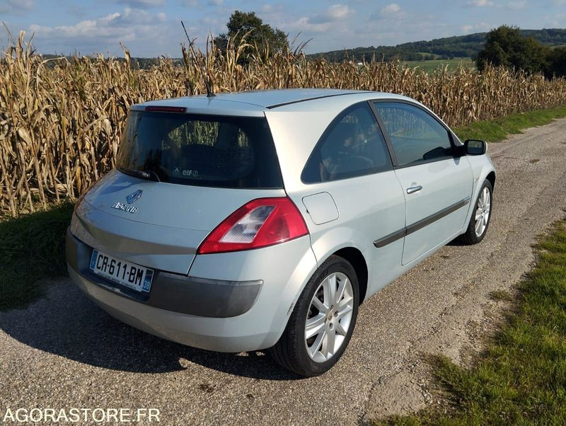 RENAULT MEGANE - 149000 KILOMETRES - ESSENCE - VÉHICULE 5 PLACES - ANNEE 2004 - Personenbil: bilde 4 RENAULT MEGANE - 149000 KILOMETRES - ESSENCE - VÉHICULE 5 PLACES - ANNEE 2004 - Personenbil: bilde 4