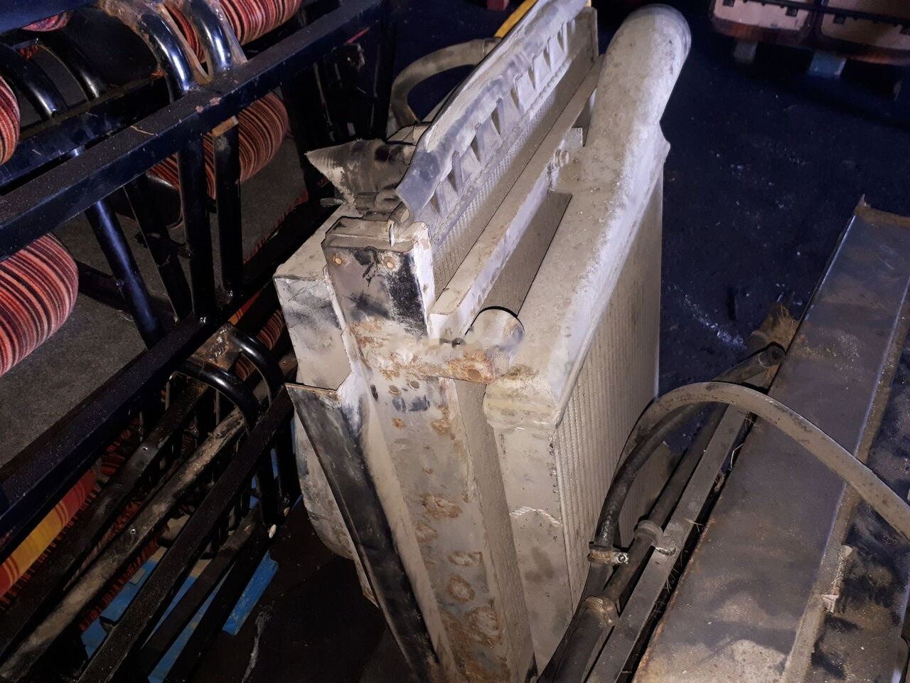 Scania man U Scania VEST/ 124 truck - Radiator for Lastebil: bilde 1 Scania man U Scania VEST/ 124 truck - Radiator for Lastebil: bilde 1