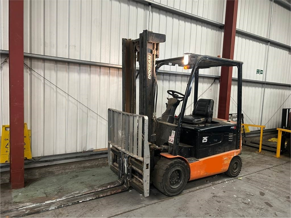 Doosan B25X-5 - El-truck: bilde 2 Doosan B25X-5 - El-truck: bilde 2