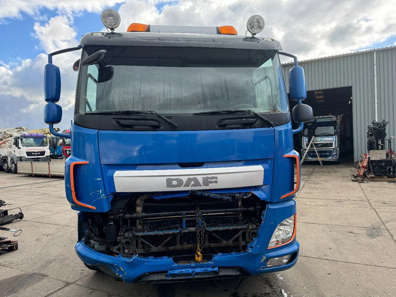 DAF CF 460 8X2 ONLY VISUAL DAMAGED // ENGINE IS RUNNING - Lastebil med kabelsystem: bilde 2 DAF CF 460 8X2 ONLY VISUAL DAMAGED // ENGINE IS RUNNING - Lastebil med kabelsystem: bilde 2