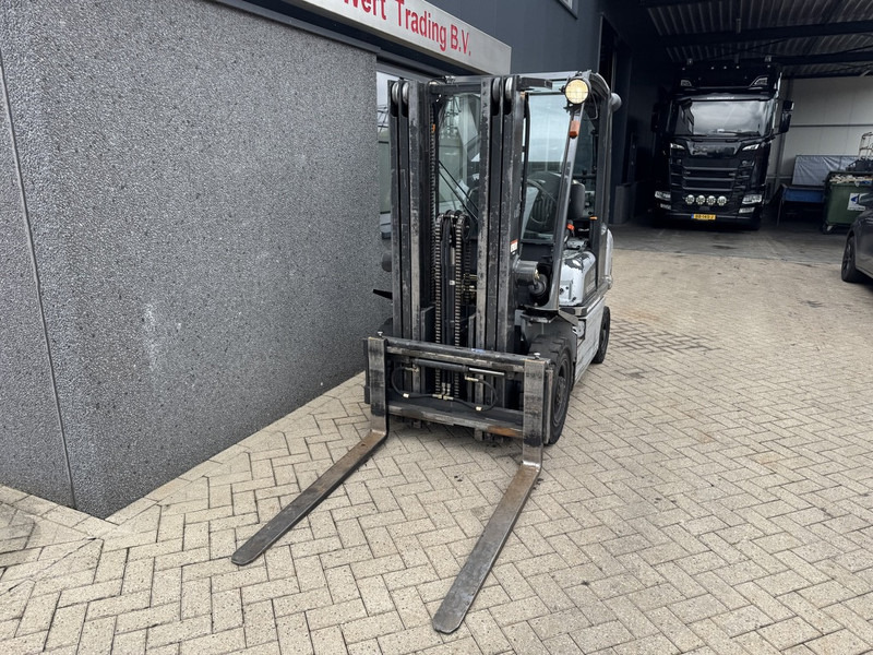 Nissan UD02A25PQ Triplo 430 Freelift/Sideshift LPG 2006 - Gasstruck: bilde 4 Nissan UD02A25PQ Triplo 430 Freelift/Sideshift LPG 2006 - Gasstruck: bilde 4