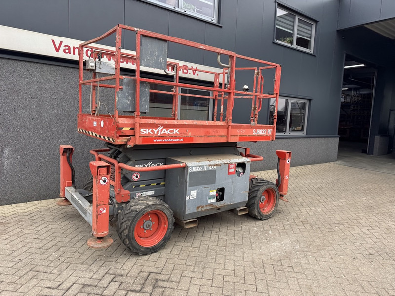 Skyjack SJ 6832RT Schaarhoogwerker / Scissor / Arbeitsbuhne 2015 4X4 Kubota Diesel 12M Werkhoogte - Sakselift: bilde 2 Skyjack SJ 6832RT Schaarhoogwerker / Scissor / Arbeitsbuhne 2015 4X4 Kubota Diesel 12M Werkhoogte - Sakselift: bilde 2