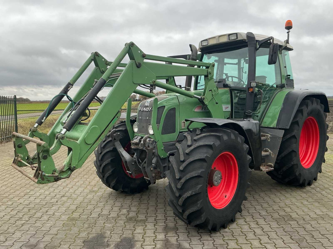 2001 FENDT 716 VARIO ALL-WHEEL DRIVE FARM TRACTOR - Traktor: bilde 1 2001 FENDT 716 VARIO ALL-WHEEL DRIVE FARM TRACTOR - Traktor: bilde 1