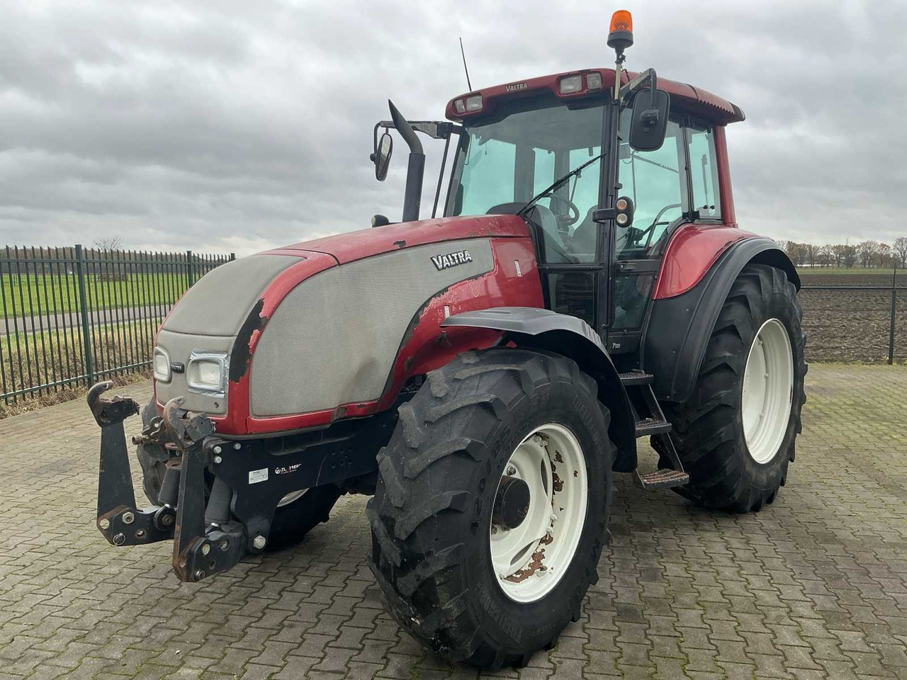 2004 VALTRA T120 ALL-WHEEL DRIVE FARM TRACTOR - Traktor: bilde 1 2004 VALTRA T120 ALL-WHEEL DRIVE FARM TRACTOR - Traktor: bilde 1