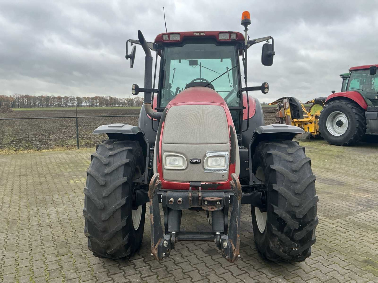 2004 VALTRA T120 ALL-WHEEL DRIVE FARM TRACTOR - Traktor: bilde 2 2004 VALTRA T120 ALL-WHEEL DRIVE FARM TRACTOR - Traktor: bilde 2