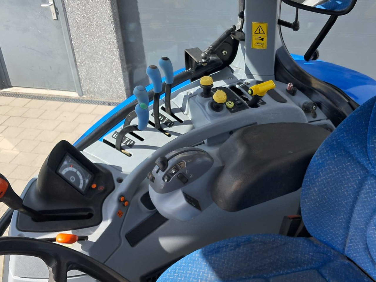 2011 NEW HOLLAND T6030 ELITE FOUR WHEEL DRIVE FARM TRACTOR - Traktor: bilde 5 2011 NEW HOLLAND T6030 ELITE FOUR WHEEL DRIVE FARM TRACTOR - Traktor: bilde 5