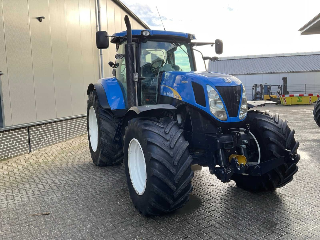 2011 NEW HOLLAND T7030 AUTOCOMMAND FOUR WHEEL DRIVE FARM TRACTOR - Traktor: bilde 4 2011 NEW HOLLAND T7030 AUTOCOMMAND FOUR WHEEL DRIVE FARM TRACTOR - Traktor: bilde 4