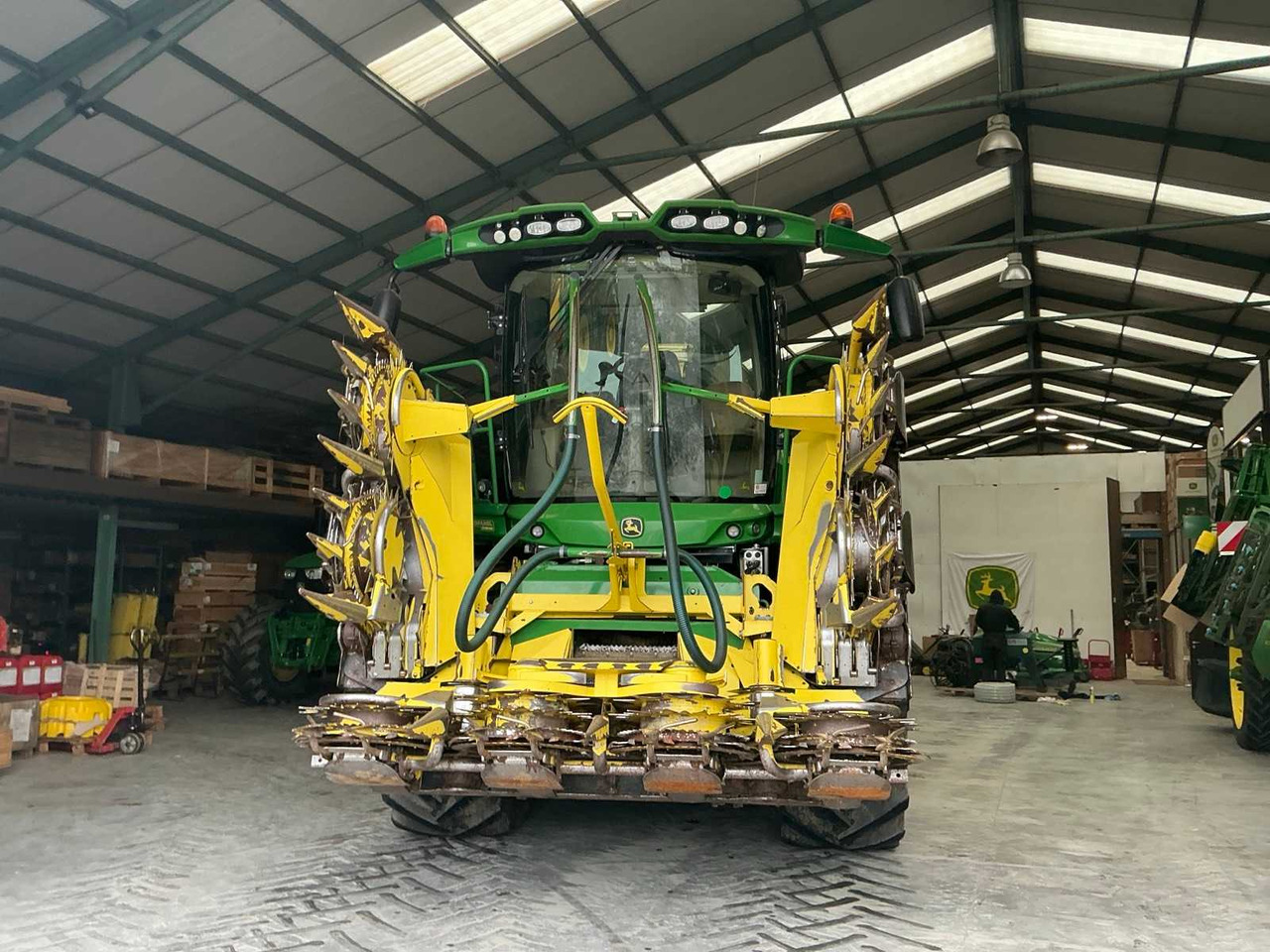 2019 JOHN DEERE 8300 SELF-PROPELLED FORAGE HARVESTER - Forhøster: bilde 2 2019 JOHN DEERE 8300 SELF-PROPELLED FORAGE HARVESTER - Forhøster: bilde 2