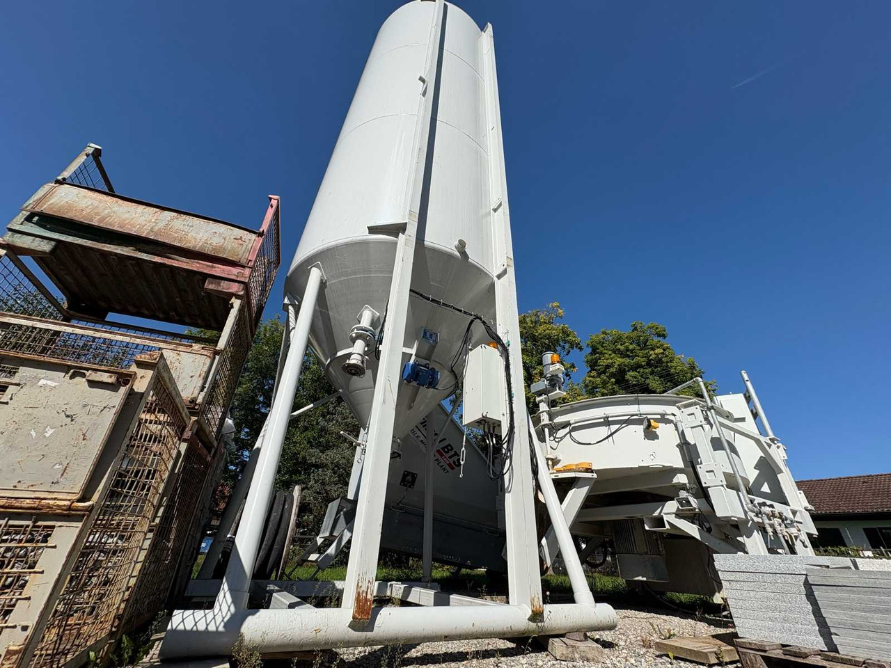 Fliegl Betontankstelle / Bock Silosysteme Fliegl BTS – The Mobile Mixing Plant / Bock WSS 32.5 - Betongfabrikk: bilde 1 Fliegl Betontankstelle / Bock Silosysteme Fliegl BTS – The Mobile Mixing Plant / Bock WSS 32.5 - Betongfabrikk: bilde 1