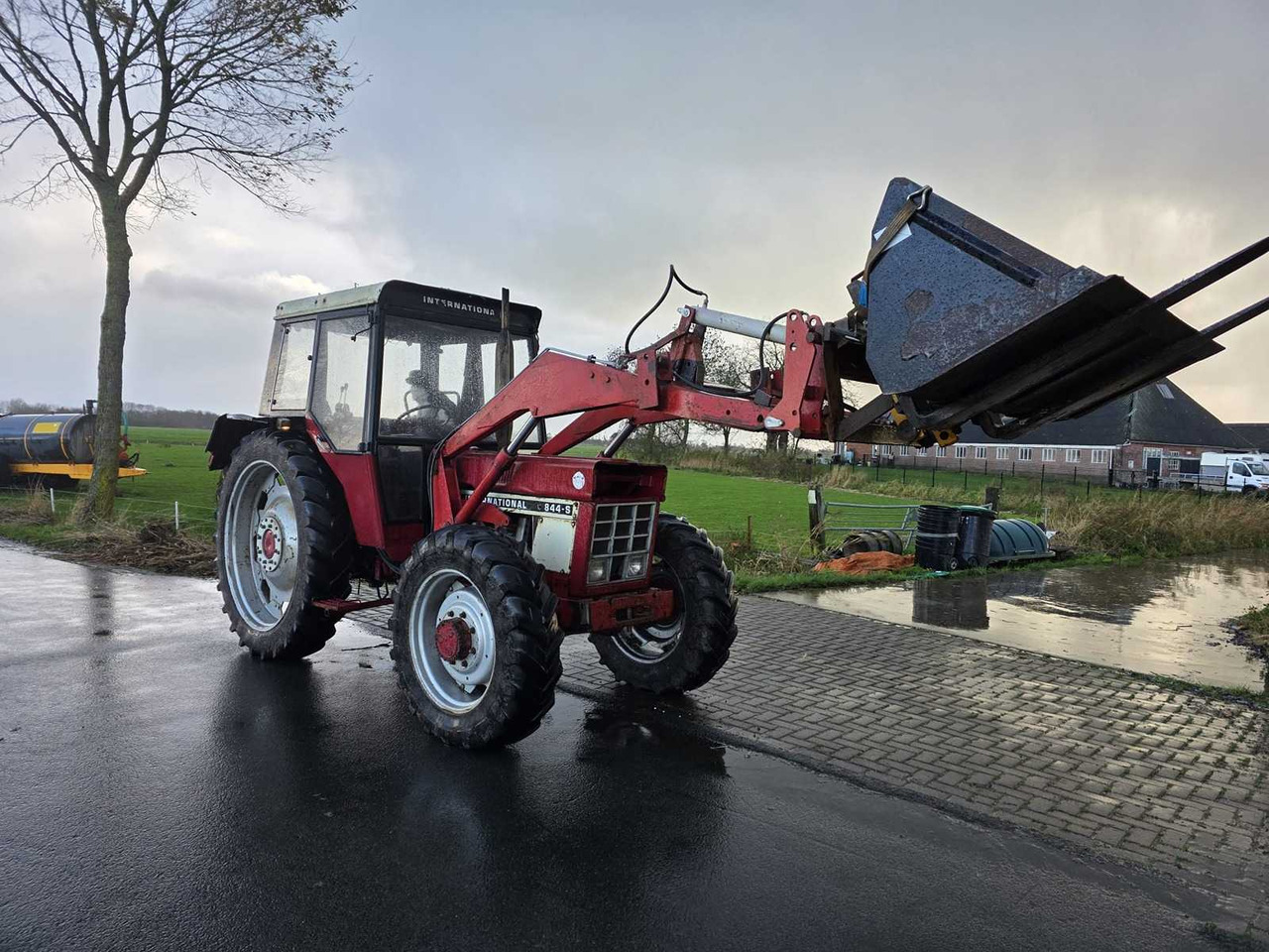 INTERNATIONAL 844-S ALL-WHEEL DRIVE FARM TRACTOR - Traktor: bilde 2 INTERNATIONAL 844-S ALL-WHEEL DRIVE FARM TRACTOR - Traktor: bilde 2