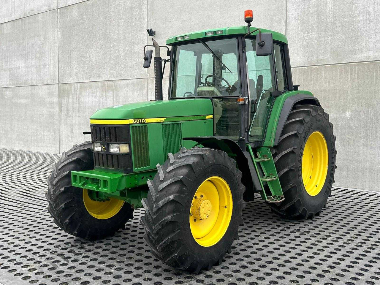 JOHN DEERE - 6810 - 4-WHEEL DRIVE TRACTOR - 1999 - Traktor: bilde 2 JOHN DEERE - 6810 - 4-WHEEL DRIVE TRACTOR - 1999 - Traktor: bilde 2
