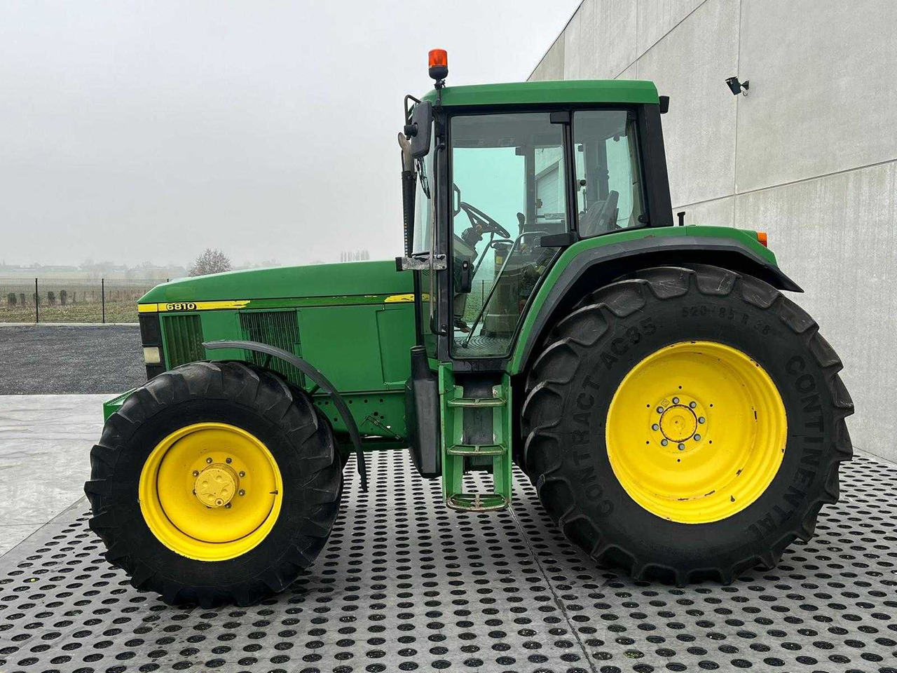 JOHN DEERE - 6810 - 4-WHEEL DRIVE TRACTOR - 1999 - Traktor: bilde 1 JOHN DEERE - 6810 - 4-WHEEL DRIVE TRACTOR - 1999 - Traktor: bilde 1