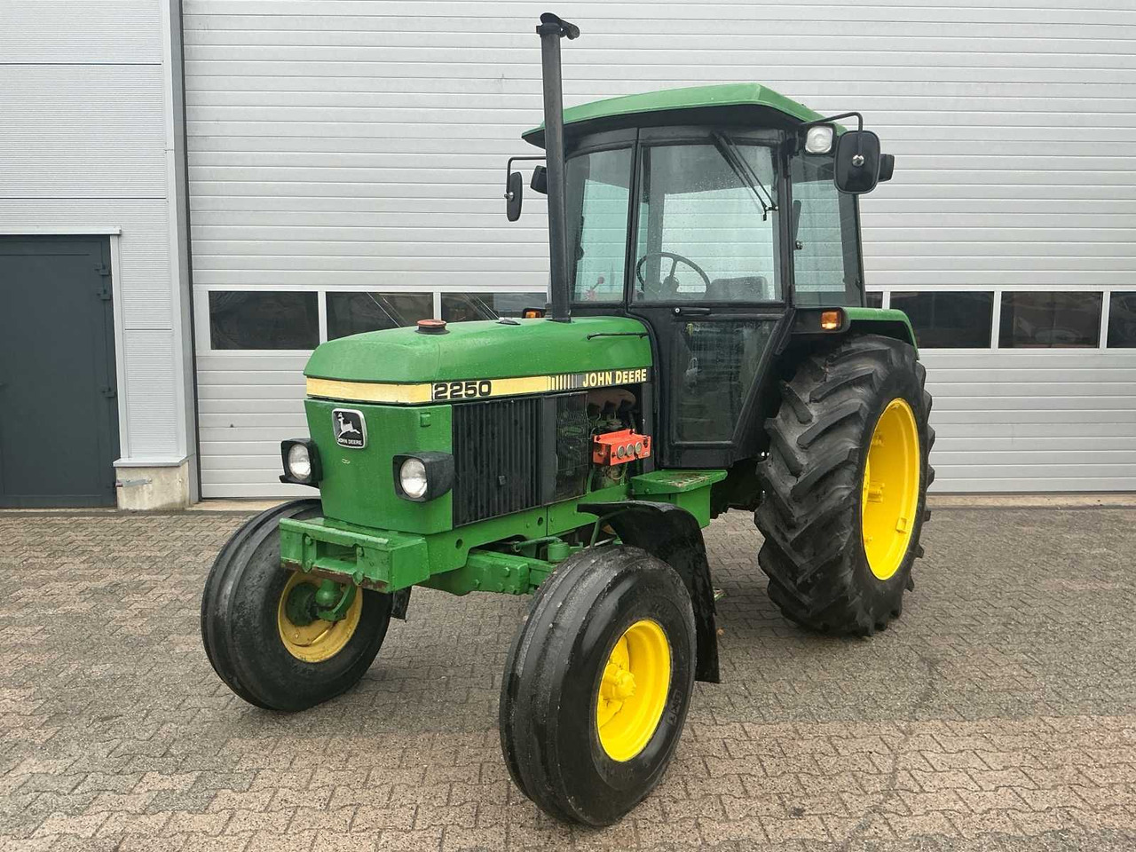 John Deere 2250 - Traktor: bilde 1 John Deere 2250 - Traktor: bilde 1