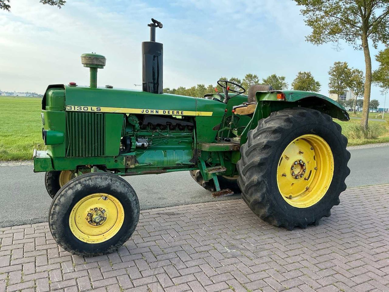 John Deere 3130 - Traktor: bilde 1 John Deere 3130 - Traktor: bilde 1