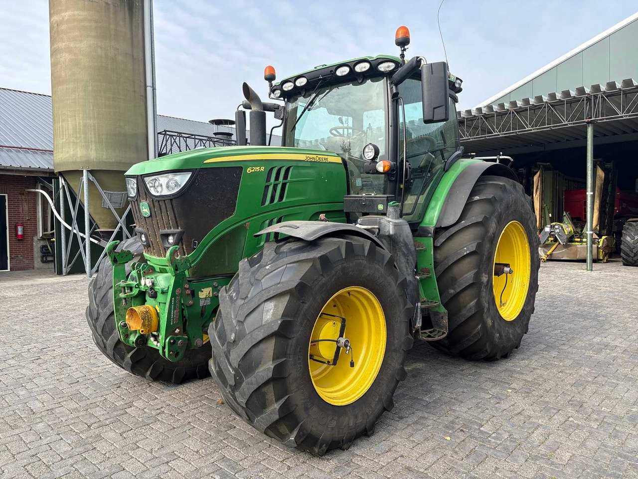 John Deere 6215R - Traktor: bilde 1 John Deere 6215R - Traktor: bilde 1